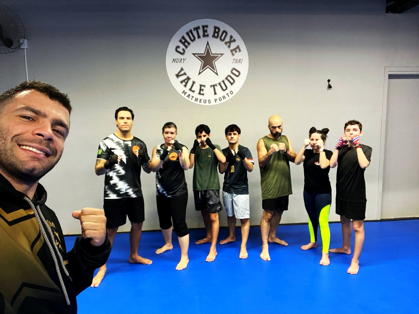 Professor e alunos da turma de boxe do Distrito da Luta