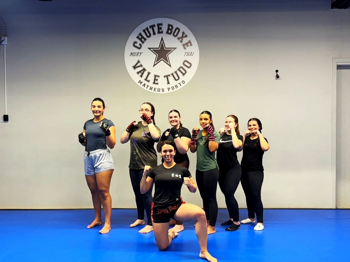 Alunas da turma feminina de muay thai com a professora