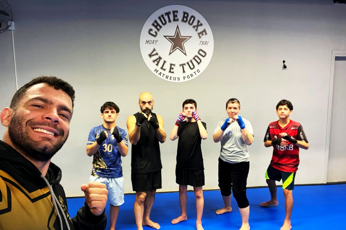 Professor e alunos da turma de boxe do Distrito da Luta