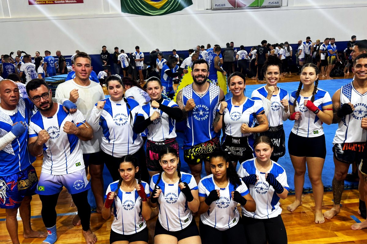 Alunos da turma de muay thai do Distrito da Luta